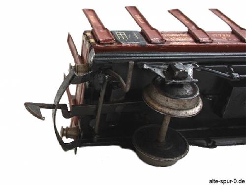 Märklin  17720, Niederbordwagen, 2-achsig, Rungenwagen, mit Bremserhäuschen, Entkupplungshebel